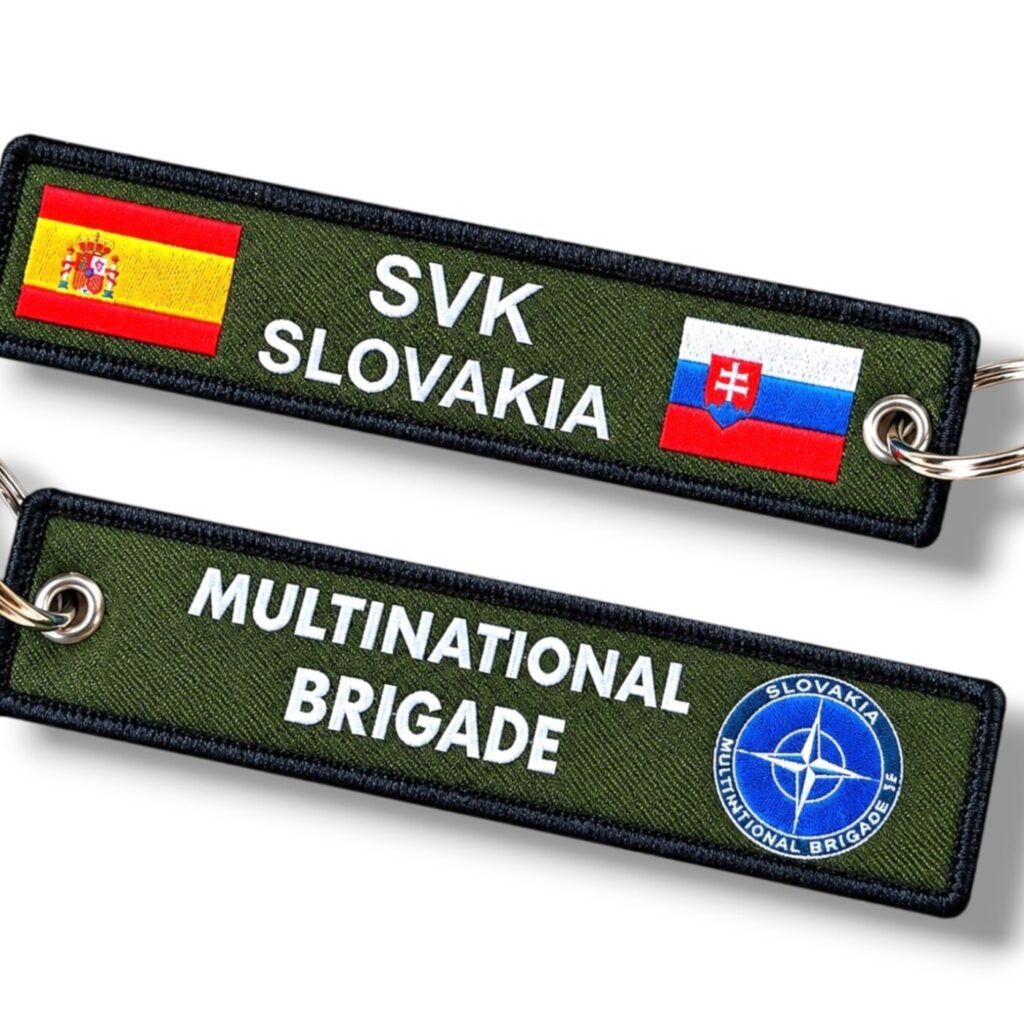 Llavero bordado SVK Slovakia Multinational Brigade con banderas de España y Eslovaquia