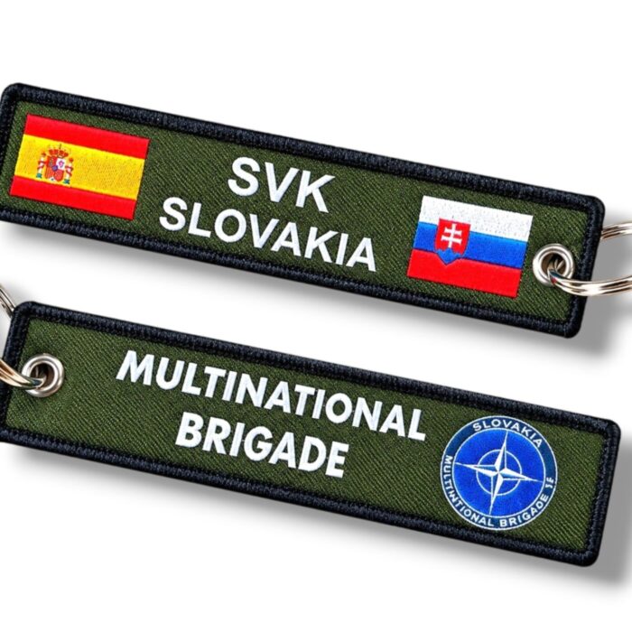 Llavero bordado SVK Slovakia Multinational Brigade con banderas de España y Eslovaquia